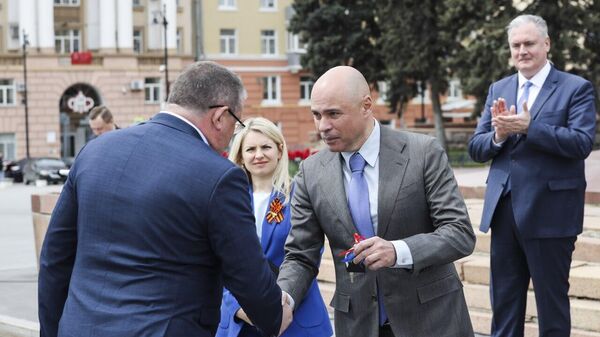 Губернатор Липецкой области Игорь Артамонов на церемонии вручения ключей от новых машин скорой помощи