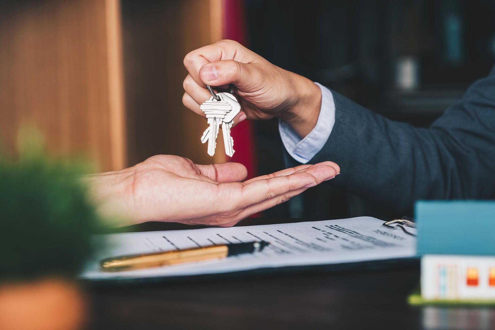 Агент по недвижимости отдает ключи от квартиры после подписания договора - РИА Новости, 1920, 10.05.2023