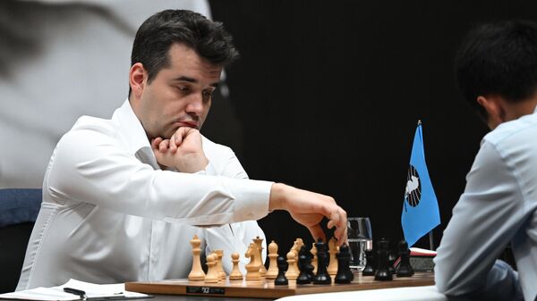 Слева направо: гроссмейстеры Ян Непомнящий и Дин Лижэнь в тринадцатой партии матча за звание чемпиона мира по шахматам в Астане