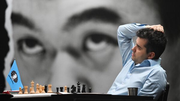 Гроссмейстер Ян Непомнящий в четырнадцатой партии матча против Дин Лижэня за звание чемпиона мира по шахматам, который проходит в Астане