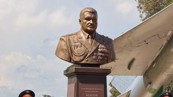 Памятник генерал-майору Асапову, установленный на базе Хмеймим в Сирии