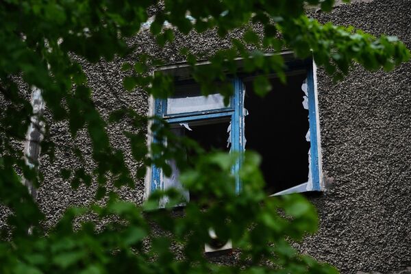 Окно, поврежденное в результате обстрела со стороны ВСУ из РСЗО HIMARS, в Стаханове