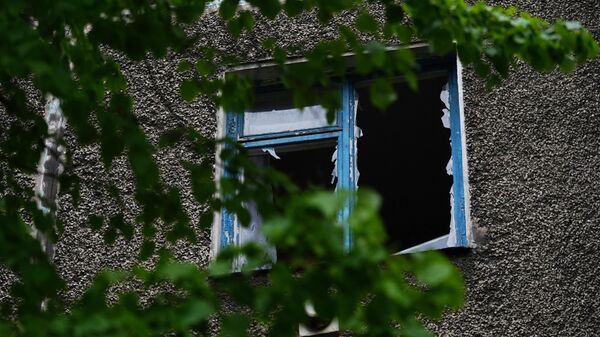 Окно, поврежденное в результате обстрела со стороны ВСУ из РСЗО