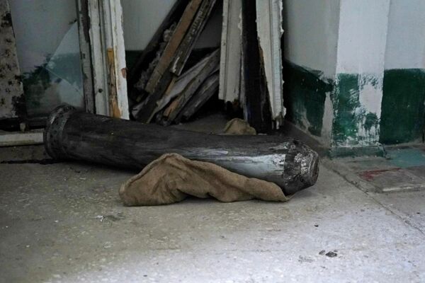 Остатки снаряда в поврежденном здании в результате обстрела со стороны ВСУ из РСЗО HIMARS, в Стаханове