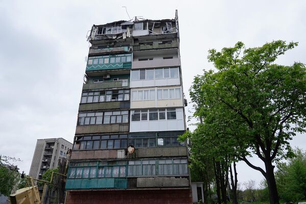 Здание, поврежденное в результате обстрела со стороны ВСУ из РСЗО HIMARS, в Стаханове