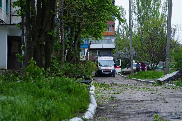 Машина скорой медицинской помощи во дворе жилого дома, куда прилетел снаряд со стороны ВСУ из РСЗО HIMARS в Стаханове