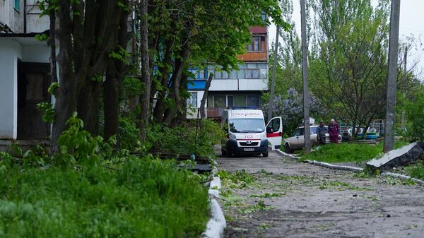 Машина скорой медицинской помощи во дворе жилого дома, куда прилетел снаряд со стороны ВСУ в Стаханове