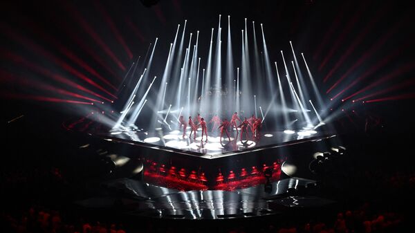 Танцоры выступает перед полуфиналом конкурса песни Евровидение-2022 в Турине