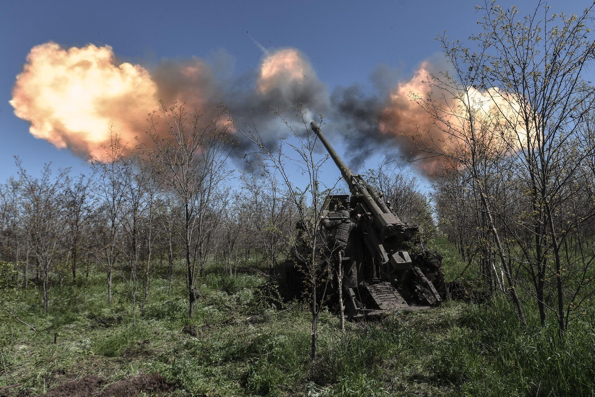 Боевая стрельба самоходной артиллерийской установки Гиацинт-С в зоне СВО - РИА Новости, 1920, 03.07.2023