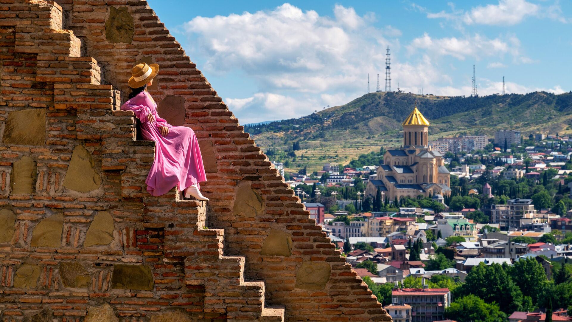 Девушка сидит на стене крепости Нарикала в Тбилиси, Грузия  - РИА Новости, 1920, 15.05.2023
