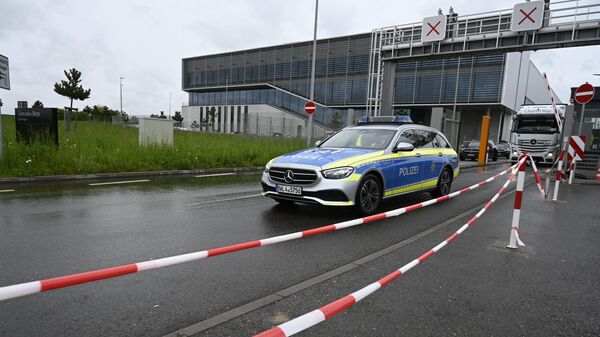 Полиция на месте стрельбы на заводе Mercedes в Германии