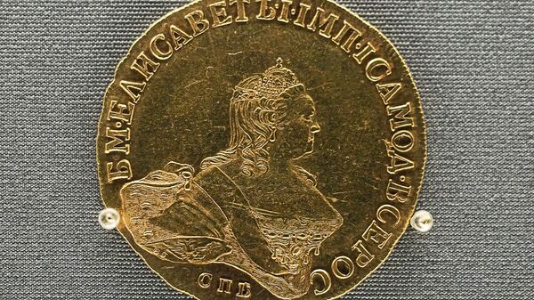 Аверс 10 золотых рублей 1755 года с портретом императрицы Елизаветы Петровны (Санкт-Петербургский монетный двор) в  Музее Международного нумизматического клуба в Москве.