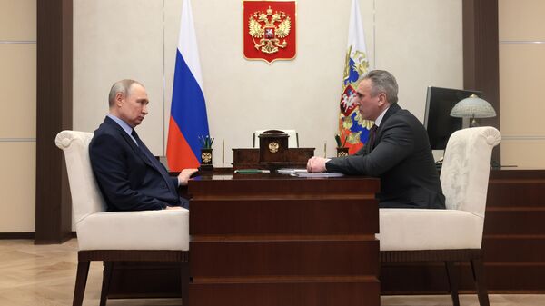 Президент РФ Владимир Путин и губернатор Тюменской области Александр Моор во время встречи