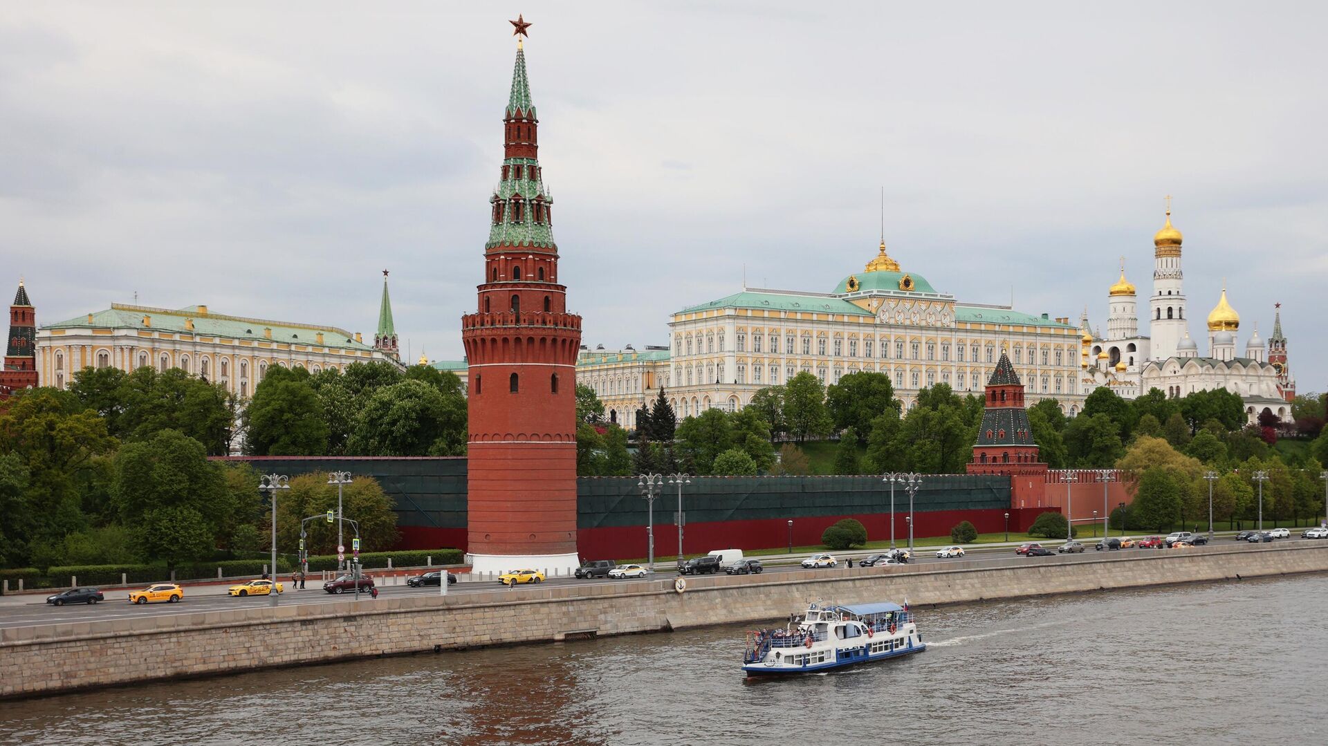 Водовзводная башня Московского Кремля и Большой Кремлевский дворец - РИА Новости, 1920, 12.05.2023