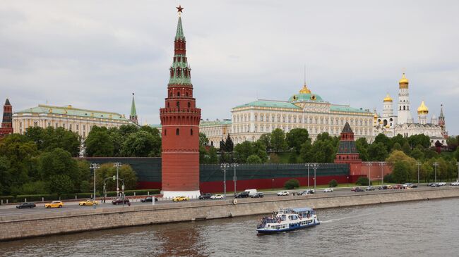 Водовзводная башня Московского Кремля и Большой Кремлевский дворец. Архивное фото