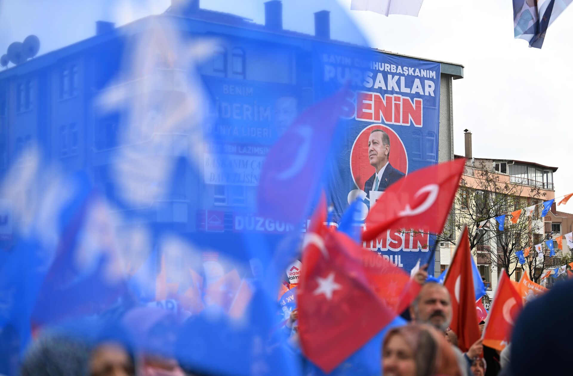 Люди на предвыборном митинге в поддержку действующего президента Турции Реджепа Тайипа Эрдогана в столичном районе Анкары - Пурсаклар - РИА Новости, 1920, 01.04.2024