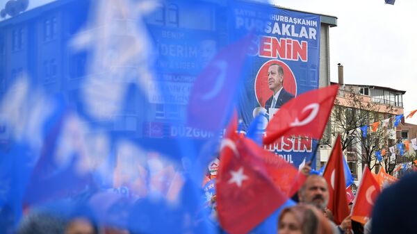 Люди на предвыборном митинге в Турции