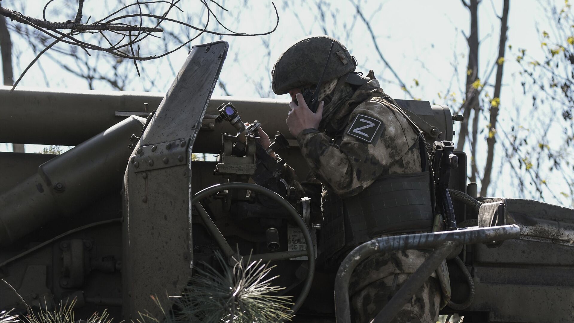 Военнослужащий ВС РФ у самоходной артиллерийской установки (САУ) Гиацинт-С - РИА Новости, 1920, 13.05.2023