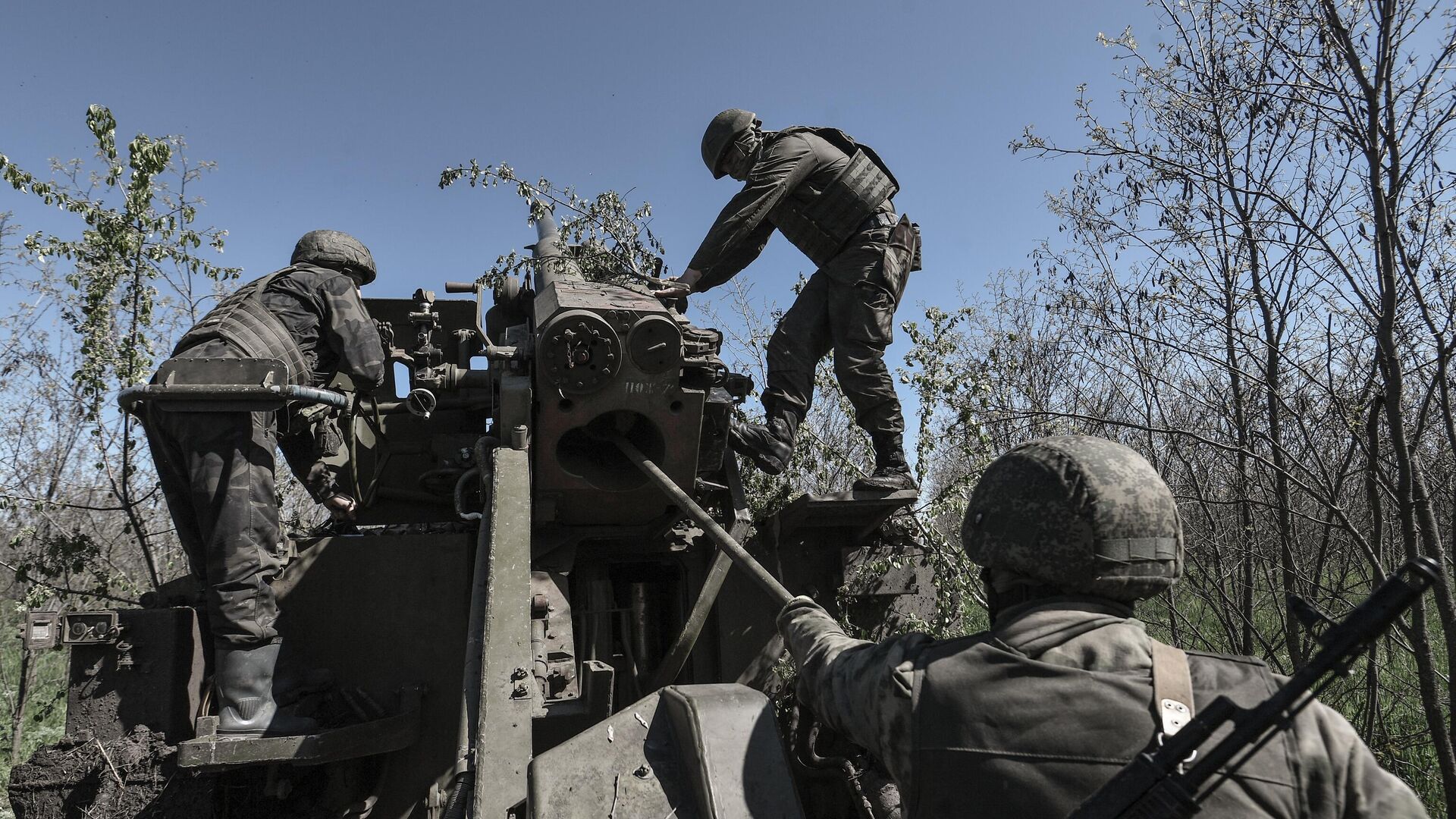 Военнослужащие ВС РФ во время подготовки самоходной артиллерийской установки (САУ) Гиацинт-С к боевой стрельбе - РИА Новости, 1920, 11.05.2023