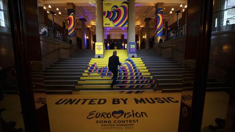 Вывеска конкурса песни Евровидение на лестнице ливерпульского Сент- Джордж-холла