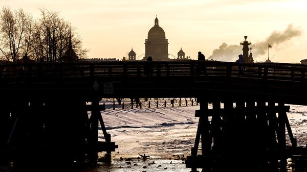 Люди идут по Кронверкскому мосту через Кронверкский пролив в Санкт-Петербурге