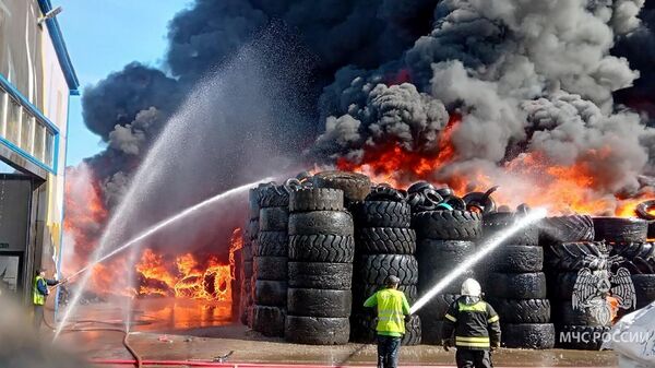Сотрудники МЧС тушат пожар на складе предприятия по переработке отходов в Дзержинском Московской области