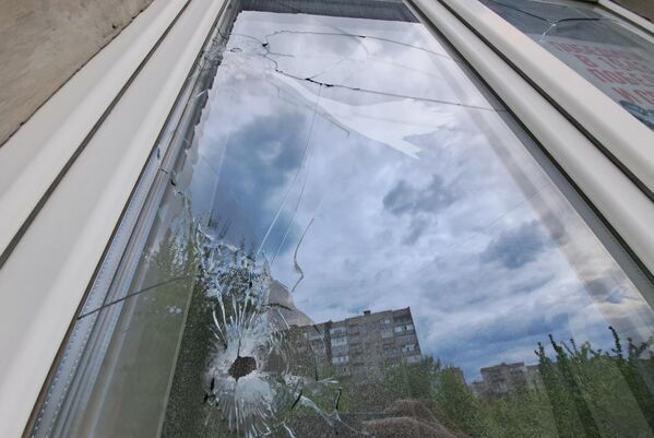Окно жилого дома, получившее повреждения в результате обстрела Горловки со стороны ВСУ