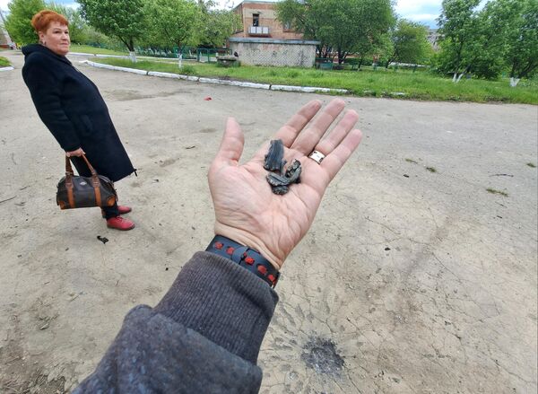Фрагменты снаряда на месте обстрела со стороны ВСУ в одном из жилых районов Горловки