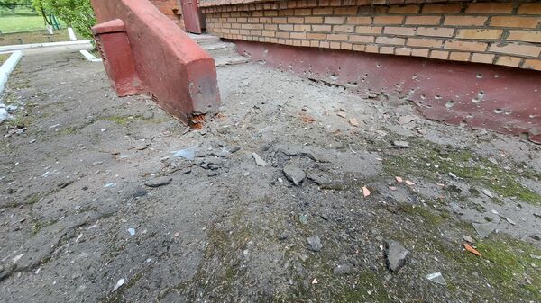 Воронка от разорвавшегося снаряда после обстрела со стороны ВСУ в одном из жилых районов Горловки