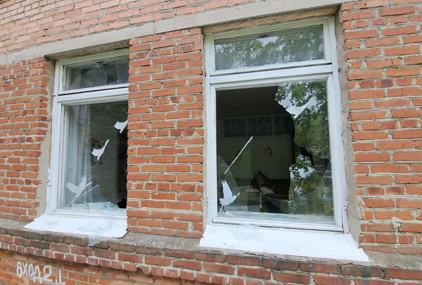 Окна жилого дома, получившие повреждения в результате обстрела Горловки со стороны ВСУ