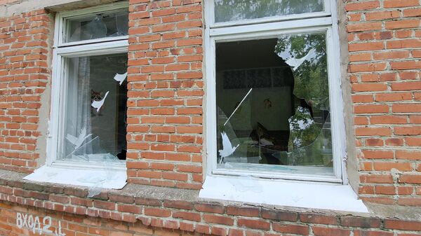 Окна жилого дома, получившие повреждения в результате обстрела ВСУ