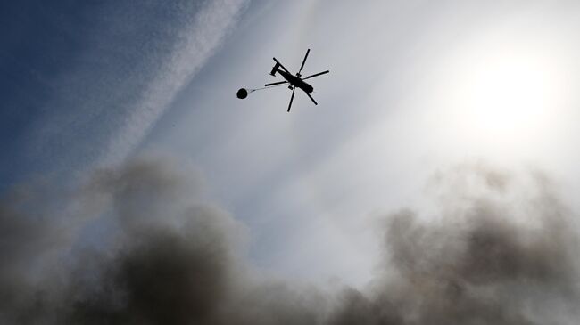 Вертолет МЧС России тушит пожар