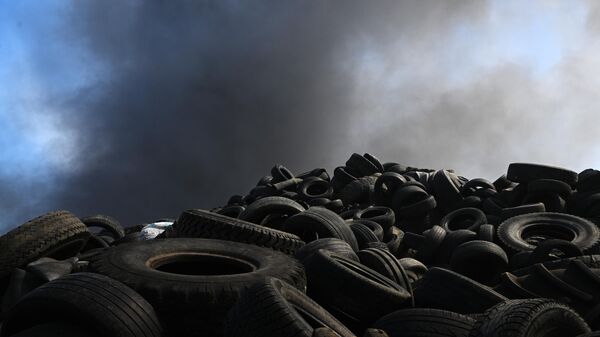 Дым от пожара на складе предприятия по переработке отходов, на котором загорелись покрышки, в Дзержинском Московской области