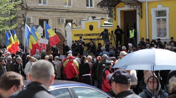 Сторонники молдавской оппозиционной партии Шор пикетируют здание Конституционного суда в Кишиневе. 12 мая 2023