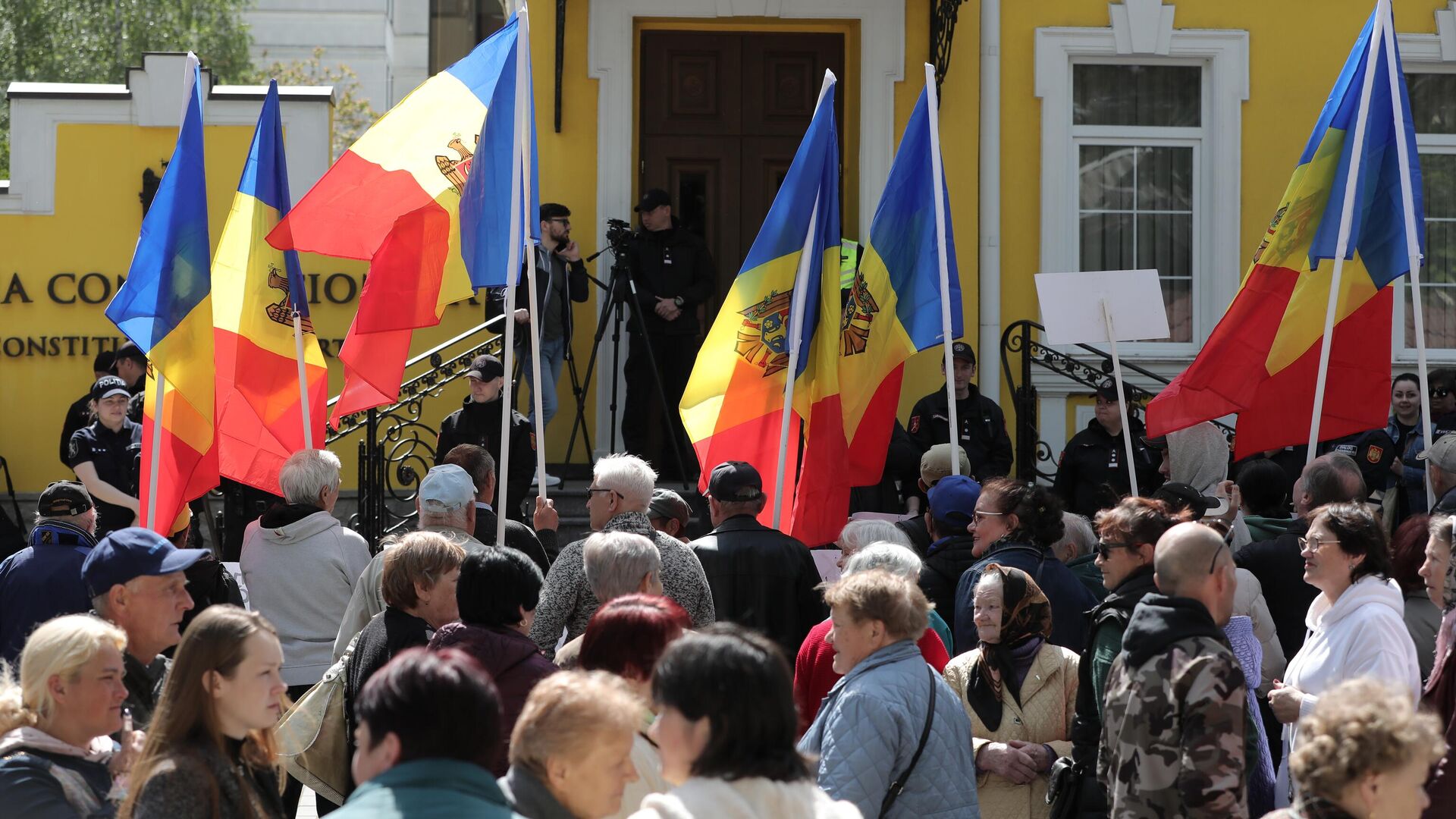 Сторонники молдавской оппозиционной партии Шор пикетируют здание Конституционного суда в Кишиневе - РИА Новости, 1920, 17.05.2023