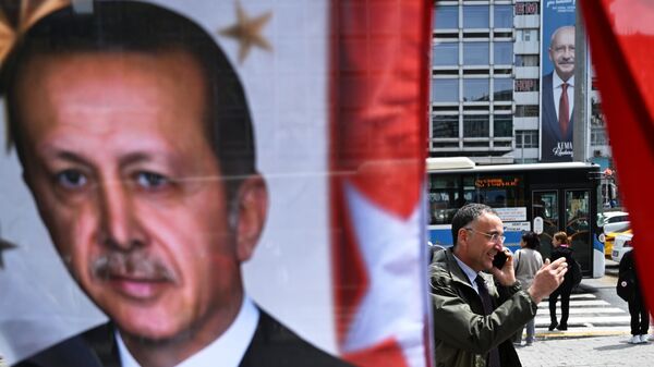 Предвыборная агитация президента Турции Реджепа Тайипа Эрдогана на улице в Анкаре