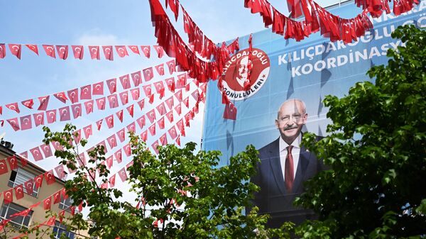 Предвыборная агитация кандидата от Республиканской народной партии Кемаля Кылычдароглу на улице в Анкаре