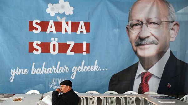 Предвыборная агитация кандидата от Республиканской народной партии Кемаля Кылычдароглу на улице в Анкаре
