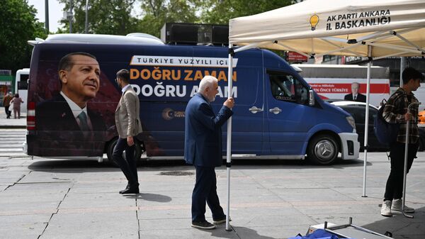 Предвыборная агитация президента Турции Реджепа Тайипа Эрдогана на автомобиле в Анкаре
