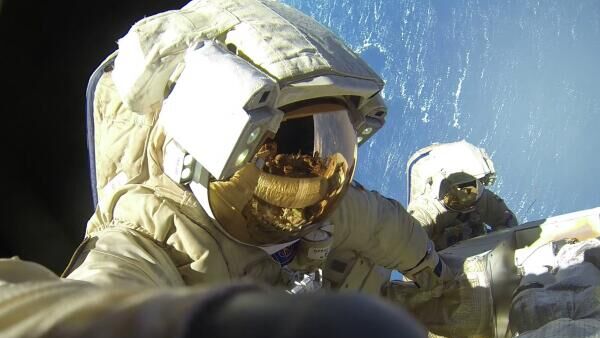 LIVE: Российские космонавты выходят в открытый космос