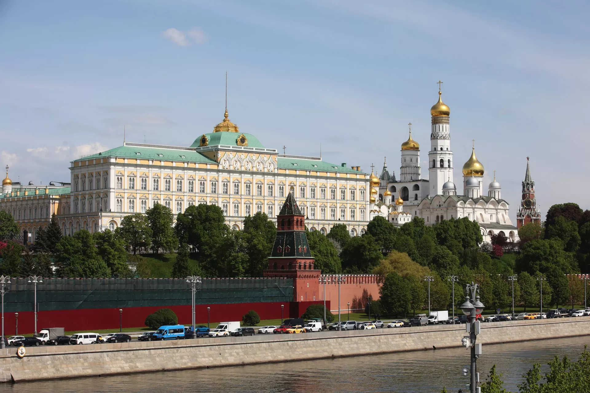 Большой Кремлевский дворец, собор святого Архистратига Михаила, колокольня Ивана Великого и Спасская башня в Кремле Большой Кремлевский дворец, собор святого Архистратига Михаила, колокольня Ивана Великого и Спасская башня в Кремле - РИА Новости, 1920, 06.05.2024