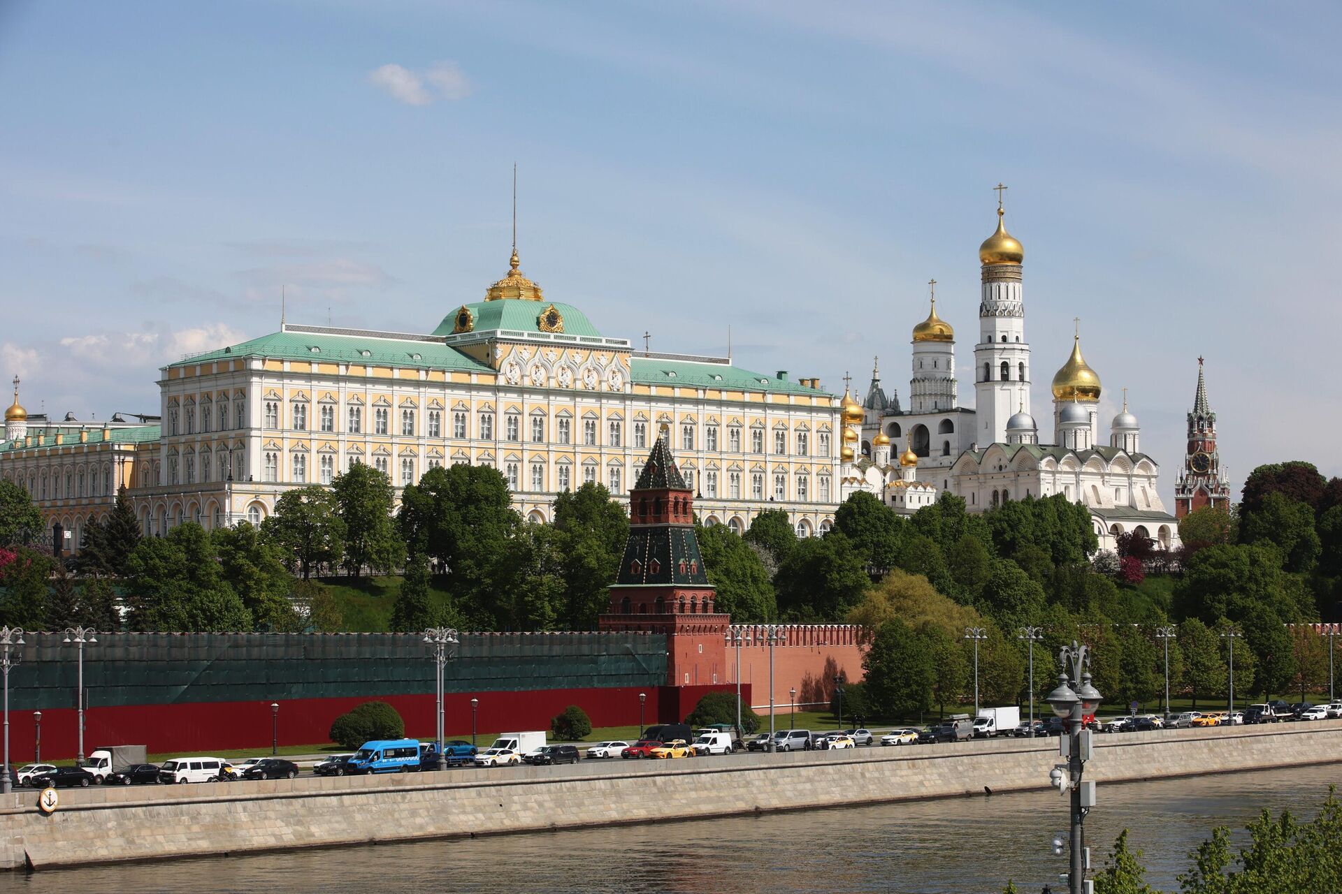 Большой Кремлевский дворец, собор святого Архистратига Михаила, колокольня Ивана Великого и Спасская башня в Кремле Большой Кремлевский дворец, собор святого Архистратига Михаила, колокольня Ивана Великого и Спасская башня в Кремле - РИА Новости, 1920, 06.05.2024