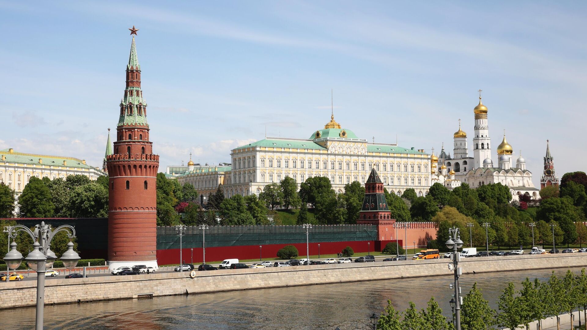 Большой Кремлевский дворец, собор святого Архистратига Михаила, колокольня Ивана Великого и Спасская башня в Кремле Большой Кремлевский дворец, собор святого Архистратига Михаила, колокольня Ивана Великого и Спасская башня в Кремле - РИА Новости, 1920, 18.05.2023