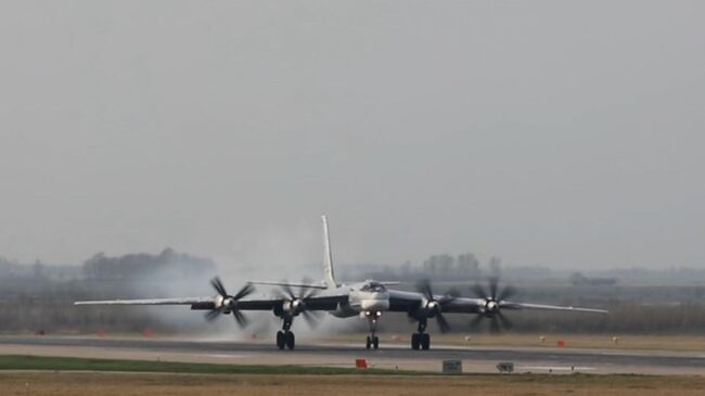 Плановый полет двух ракетоносцев Ту-95МС над нейтральными водами Чукотского моря