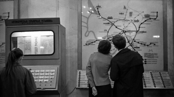 Пассажиры изучают схему линий Московского метрополитена. 1968 год