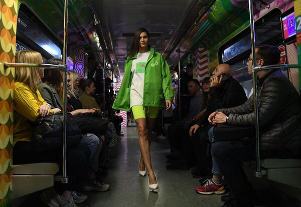 Модель демонстрирует одежду на презентации нового тематического поезда метро, посвященного фестивалю Московская весна a cappella