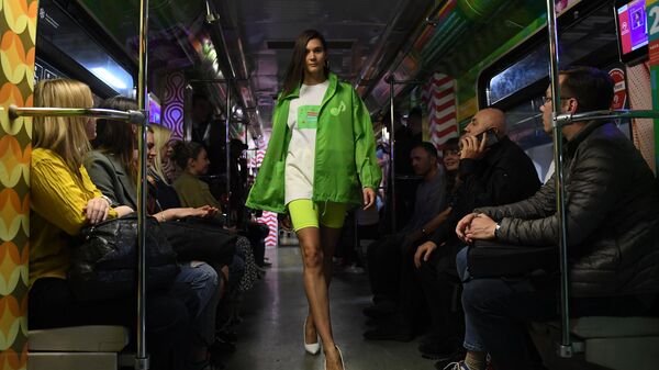 Модель демонстрирует одежду на презентации нового тематического поезда метро, посвященного фестивалю Московская весна a cappella
