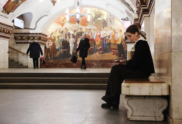 Пассажиры на станции Киевская Арбатско-Покровской линии Московского метрополитена