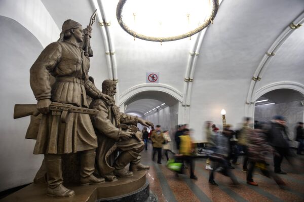 Скульптура Белорусские партизаны, установленная в переходе на станции метро Белорусская Московского метрополитена