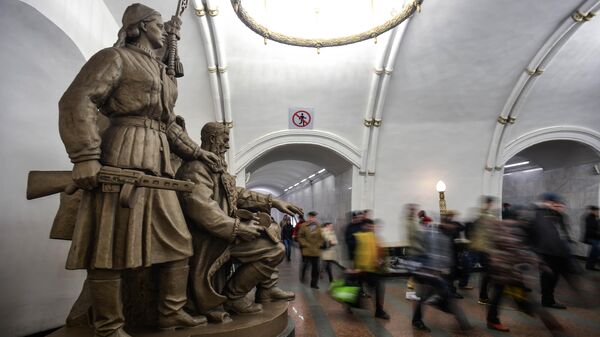 Скульптура Белорусские партизаны, установленная в переходе на станции метро Белорусская Московского метрополитена